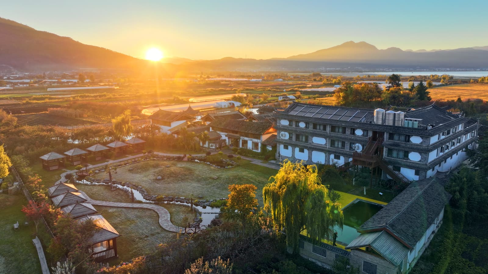 丽江玉龙拉市海恒栖缦田拉市海畔活动体验,骑马、玫瑰庄园、纳西文化