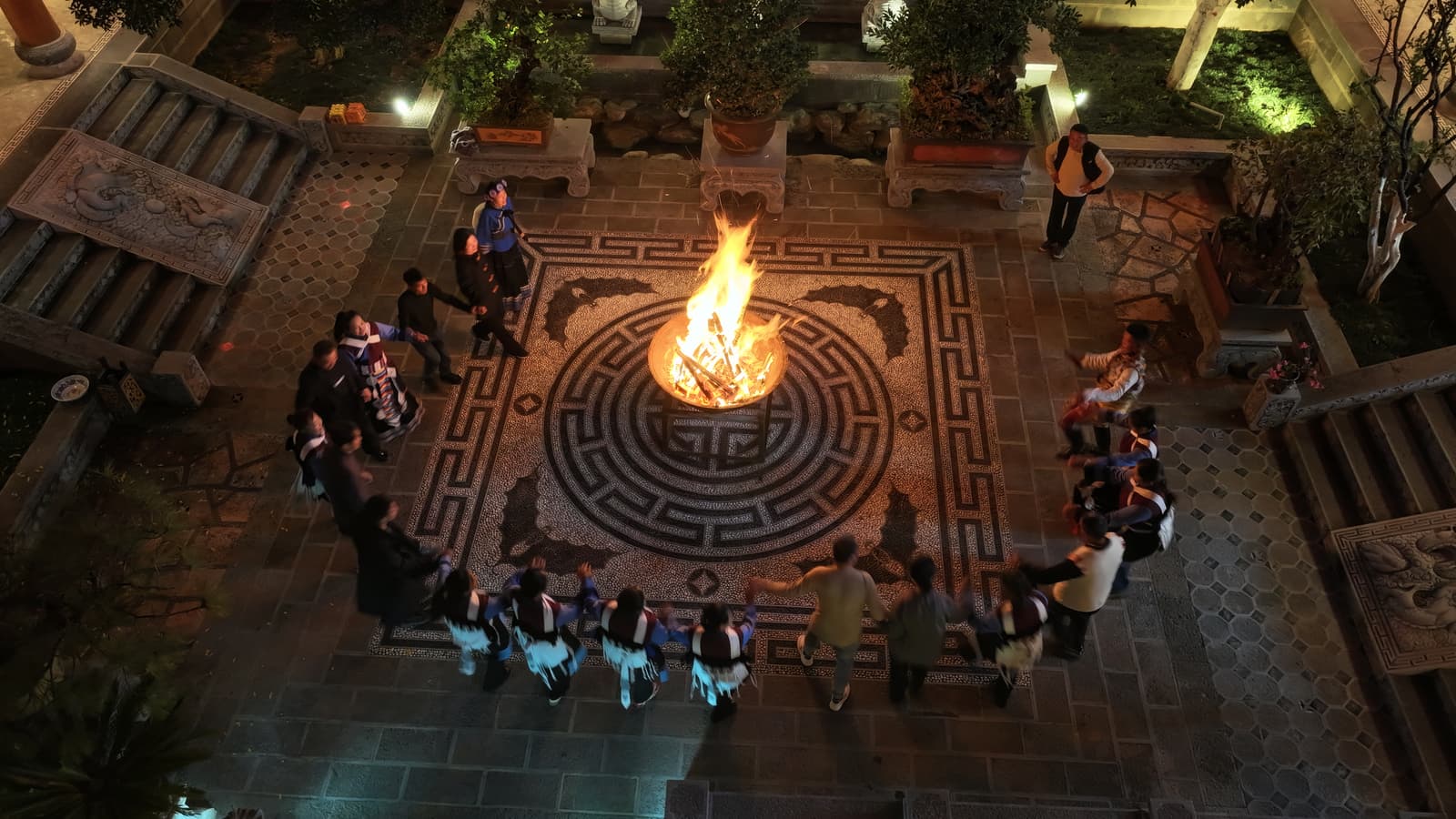 丽江玉龙恒栖缦田度假民宿 篝火晚会