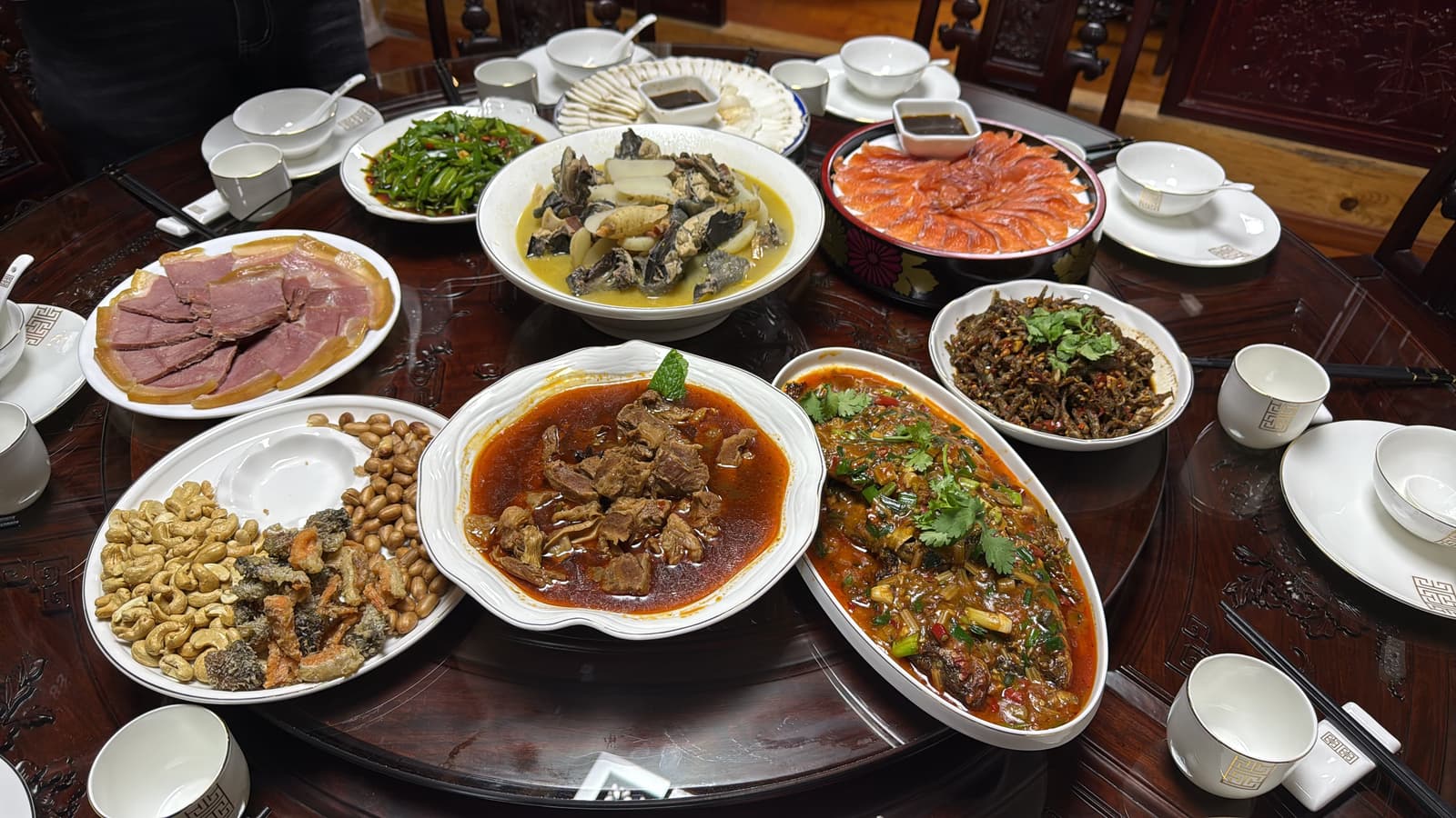 丽江玉龙拉市海恒栖缦田纳西特色餐饮,腊排骨火锅、纳西烤鱼等纳西美食